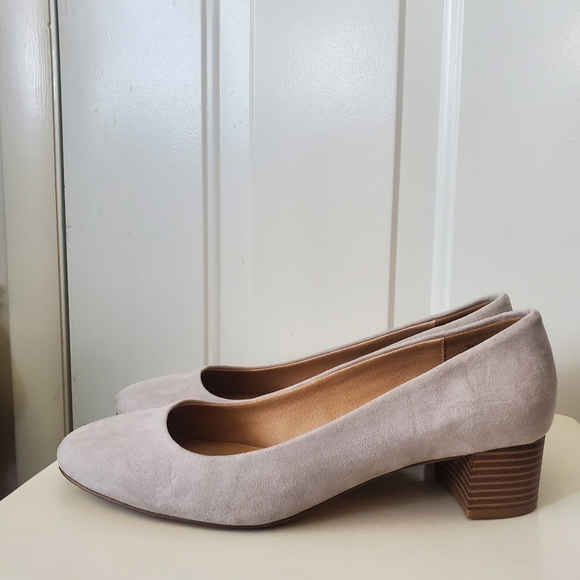 Like new LOFT Suede Shoes size 9 - Picture 3 of 13